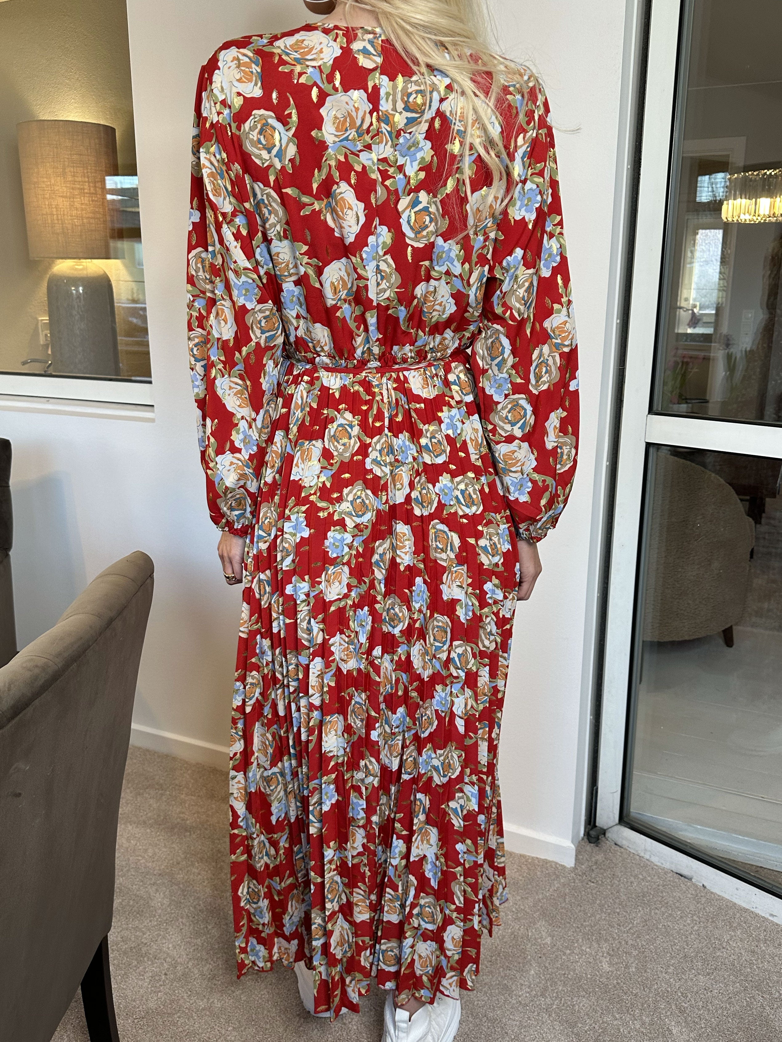 Marinella Rose - Vacker lång klänning med rosmotiv